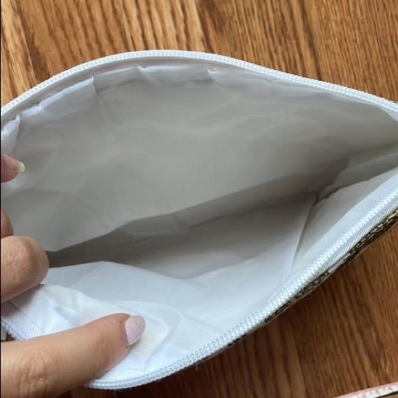 ❤️5/$13 Pineapple cosmetic bag - Picture 6 of 6